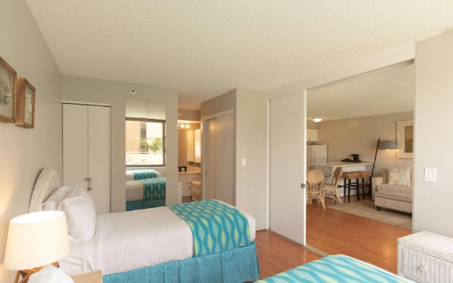 Waikiki Banyan - Pool Deck Level Tower 1 Suite 610