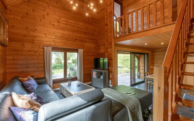Huswell - Tranquil Retreat Cozy Chalet in the Heart of Urse