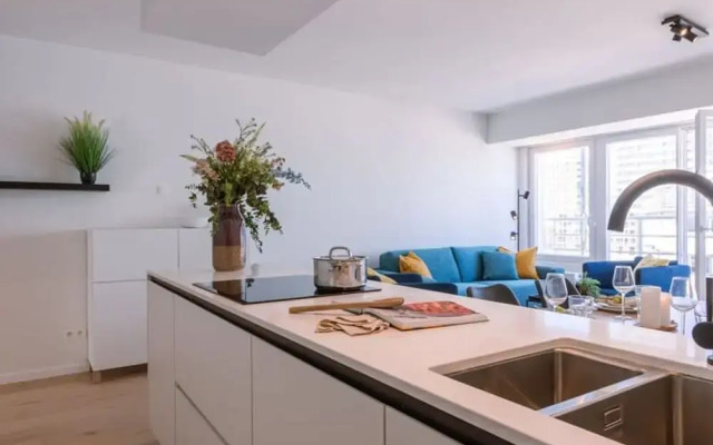 Lovely Apartment With Lateral sea View and Parking