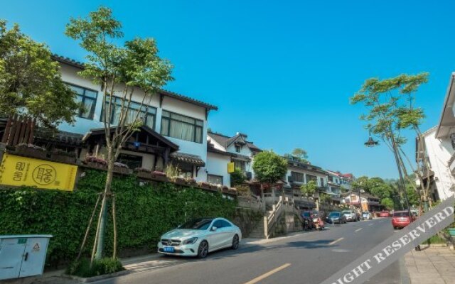 Qushe Light Luxury Hotel