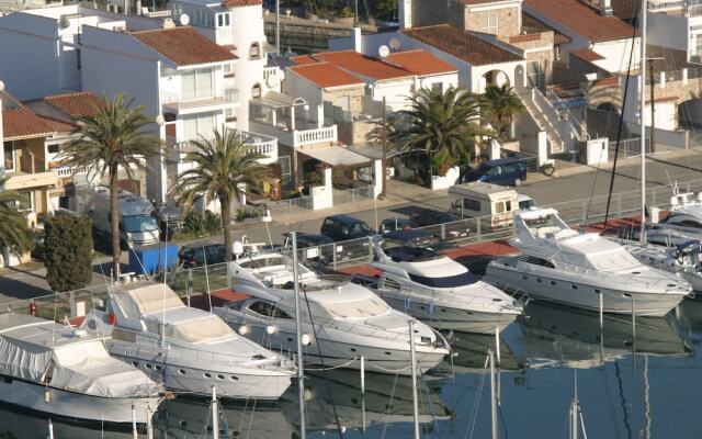 holiday house in Empuriabrava with private pool and mooring