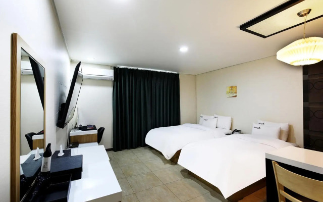 White Tourist Hotel