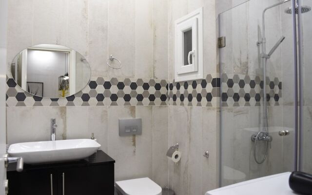 Alpinia Deluxe Apt Must