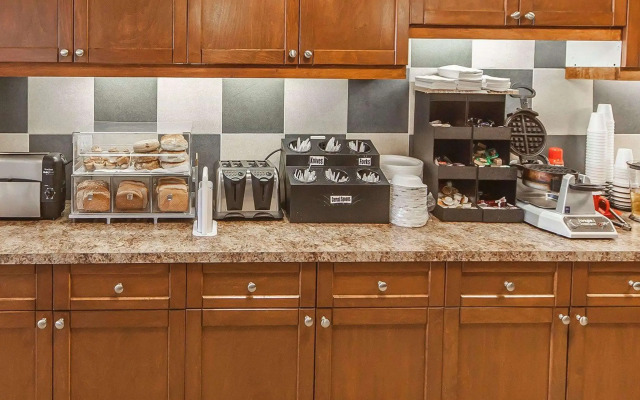 Econo Lodge Inn & Suites