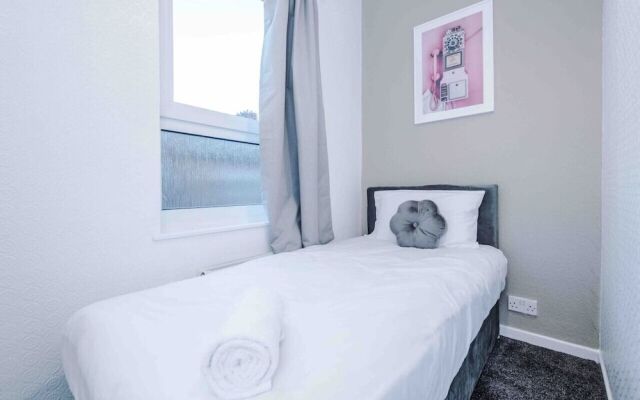 Comfy Four Bedroom House with parking