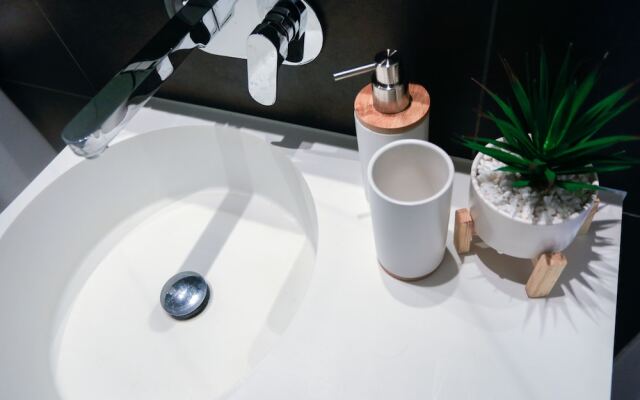 Stunning Newly Furnished 2 Bedrooms Apartment