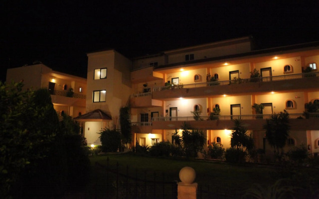 Lyristis Dinos Studios & Apartments