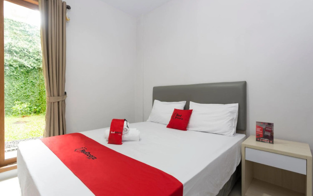 RedDoorz Plus near Cilandak Town Square 2 – Guest Rooms – Jakarta