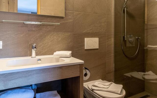 Spacious apartment with sauna, ski area at 600 m.