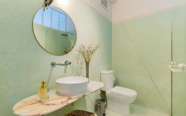 UNIQUE Modernist Duplex apartment & PARKING