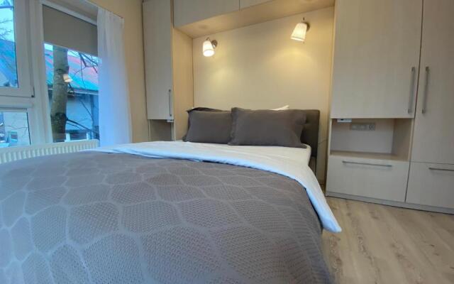 Sunny apartment, 5min to the sea. Parking. Self check in.