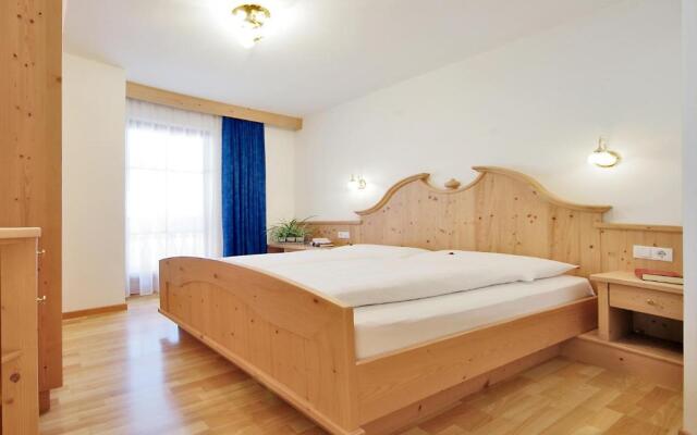 Garni Cristin & Dep Antina