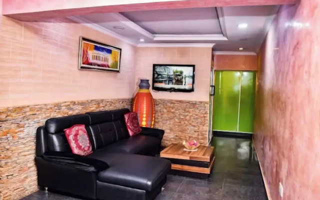Candow Hotel