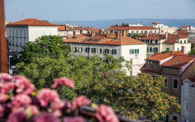 Royal View Apartment