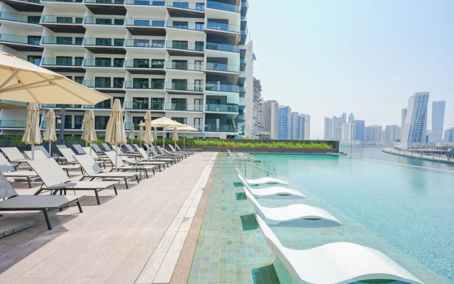 Urban Skyline City Comfort Studio