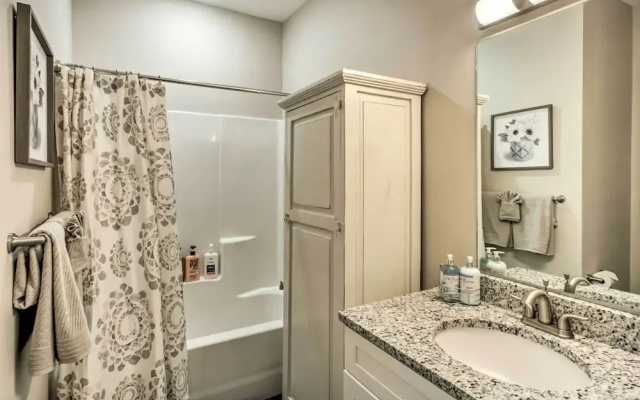 4 Mi to Silver Dollar City: Chic Branson Retreat!
