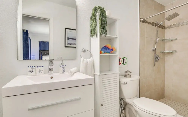 Sun-soaked Home w/ Pool in Lauderdale Lakes!