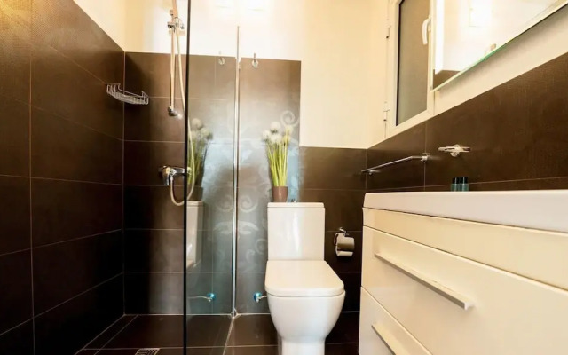 Gorgeous Seaviews From a Stunning Studio