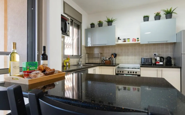 Stylish & Cozy Seaview Vacation APT