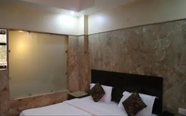 OYO Premium WEA Karol Bagh 2