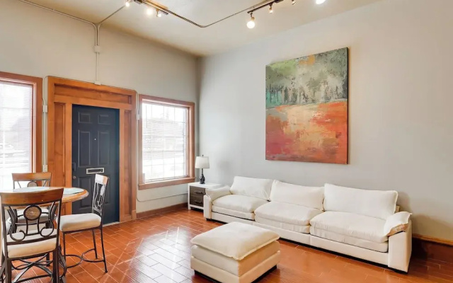 Ultimate Convenience: Historic Dtwn Marshall Apt!