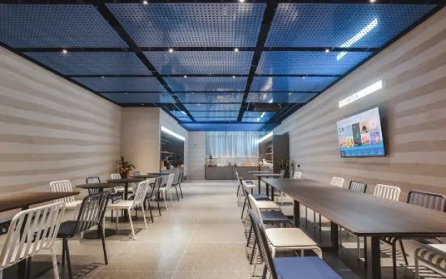 Nanjing Station Hongshan Zoo Atour Light Hotel