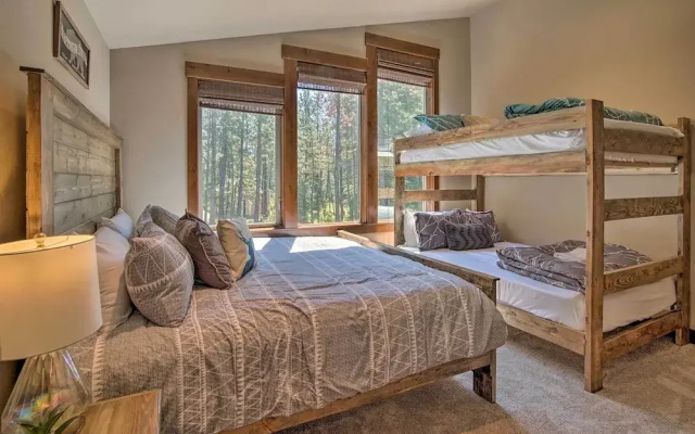 Modern-rustic Ronald Getaway: Hot Tub, Grill!