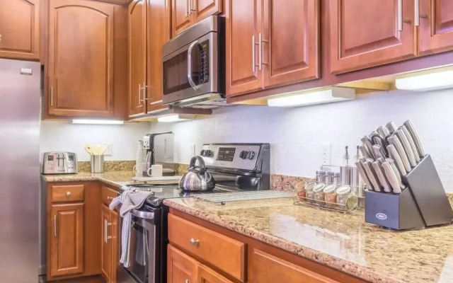 Lakeview Penthouse Elegance 3 Bedroom Condo by RedAwning
