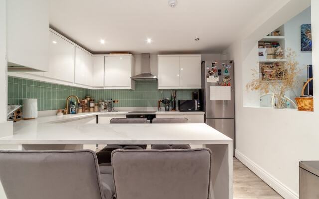 Beautiful & Spacious Flat with Patio
