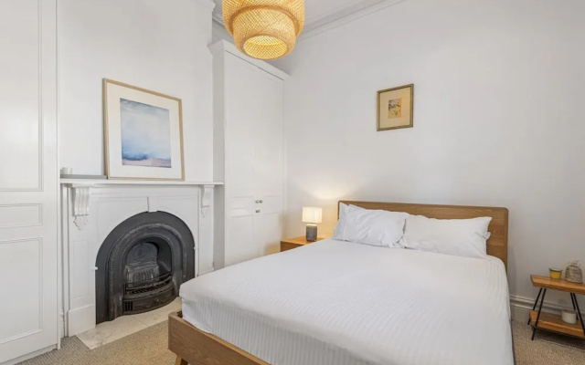 Modern Charm Meets Inner Convenience – Guest Rooms – Melbourne