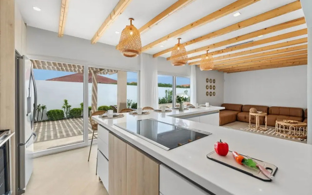 NEW 5br5 5BA Villa Private Pool Close 2 Beach