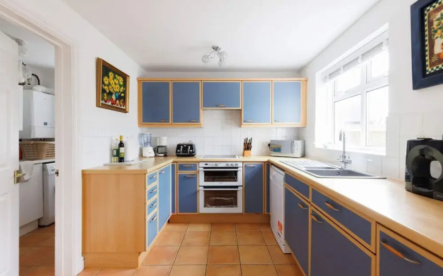 Spacious 4-bed Seaside Retreat in Selsey