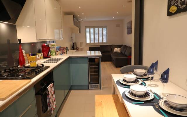 Modern Clapham Jct Apt with Parking