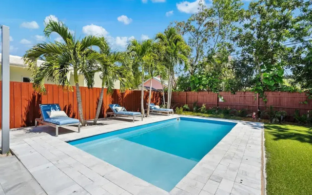 Pool Spacious Backyard Delray Beach Home