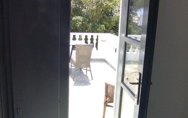 Perissa Art Villa - Kitchen & Washing Machine