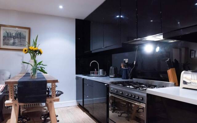 Homely 2 Bedroom Flat in North London