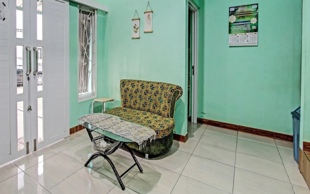 OYO 92521 Guest House Inayah Syariah