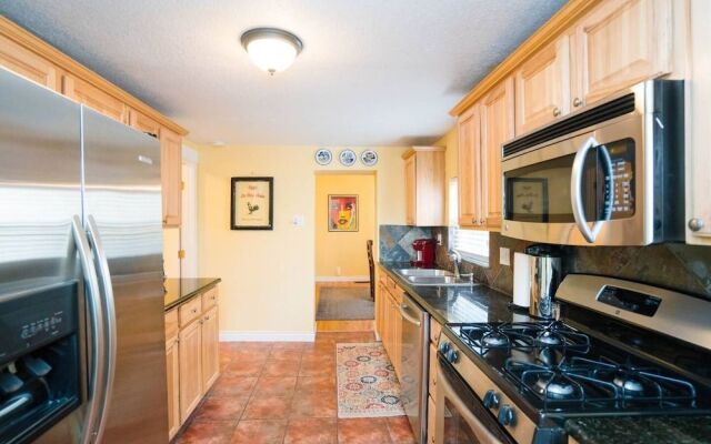 Artisan Victorian Spacious Backyard Great Location