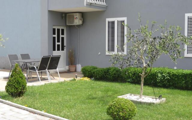 Banić Apartments with pool