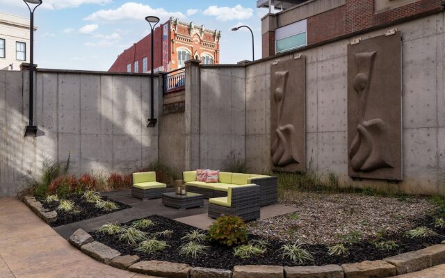 BLU-Tique, Akron, a Tribute Portfolio Hotel