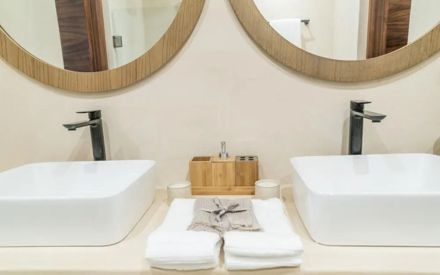 Luxurious Stylish 3BR Apartment Exceptional Location Private Pool Uncovered Patio