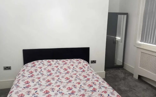 Charming 2-bed Apartment in Wolverhampton