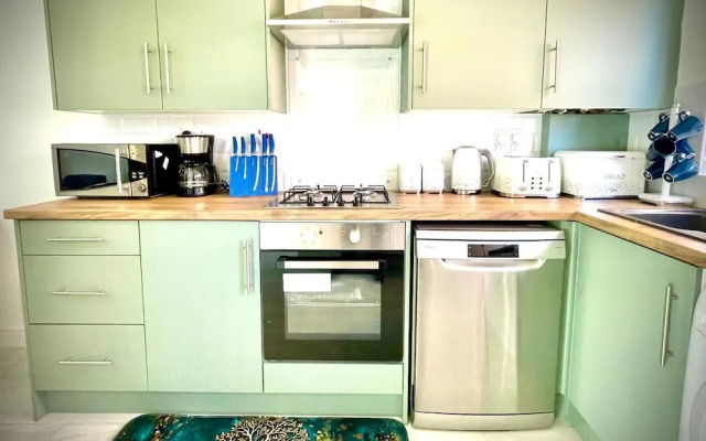 Stylish 3 BDR House With Free Parking Near Hulme