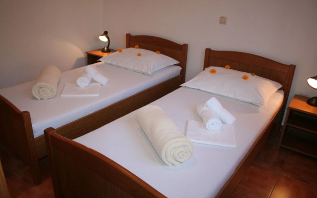 Central - 40m From the Beach - A2