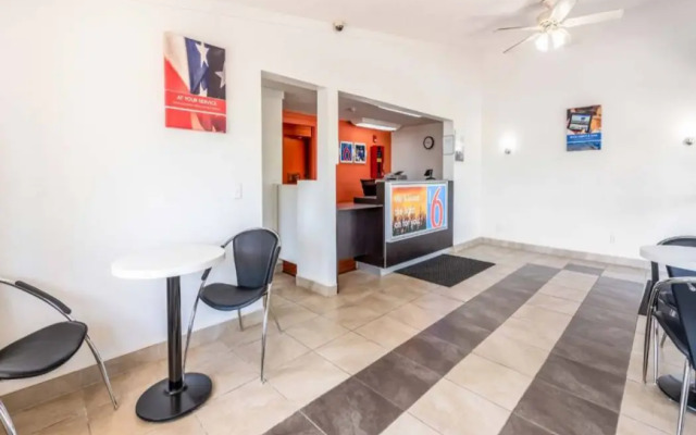 Motel 6 Mansfield, OH