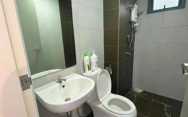 Comfy 3-Bedrooms Apartment at Meritus Residensi