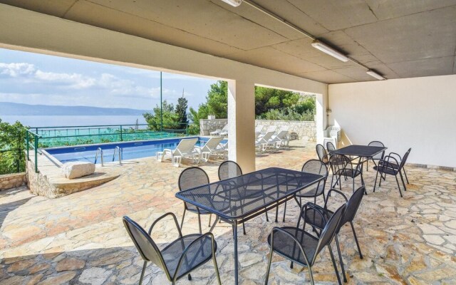 Awesome Home in Duce With Wifi and 9 Bedrooms