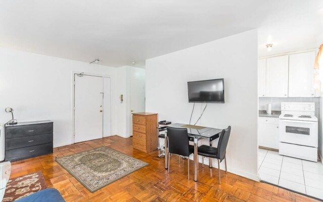 Magnificent Condo at Leaside - 10 Mins to Downtown