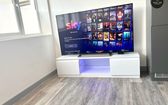 City Centre 1-bed Apartment in Preston With Sky