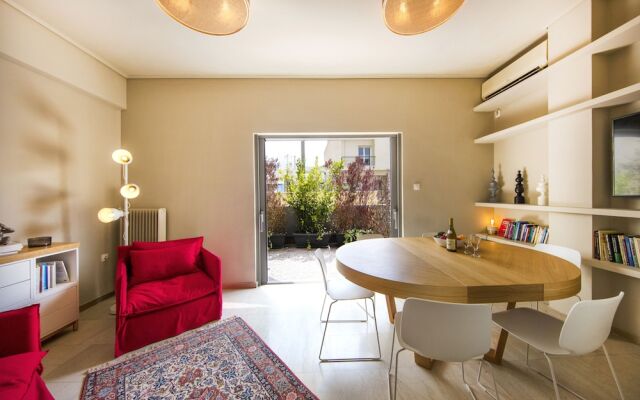 Elegant and Airy Apartment One Stop from City Center by VillaRentalsgr